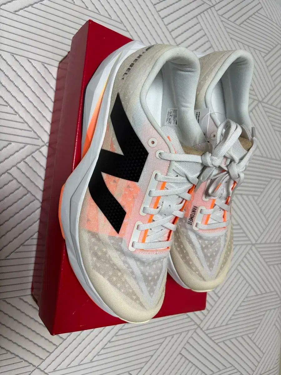 New Balance(ニューバランス) フューエルセル レベル 4 - メルカリ