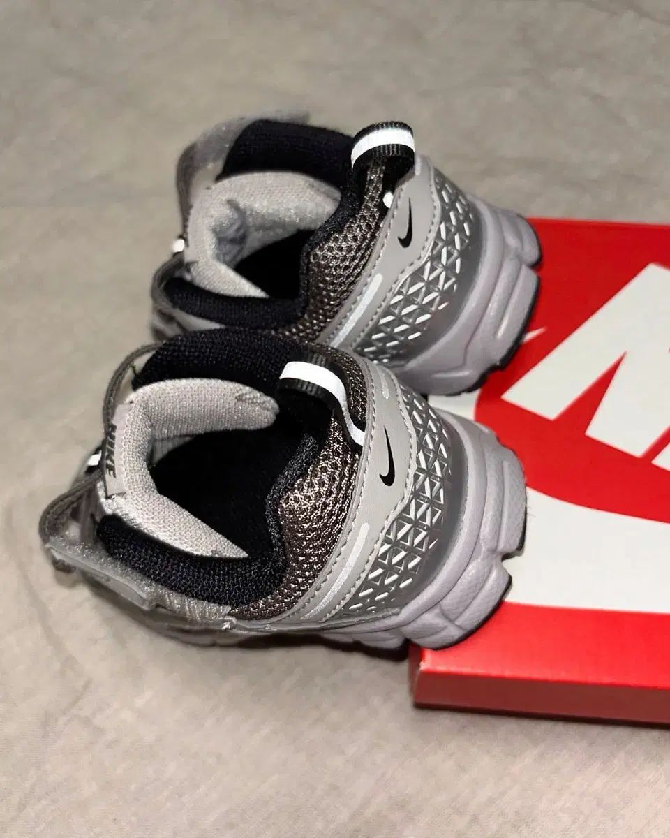  160 NIKE ナイキ ボメロ 5 カレッジ グレー 韓国 その他 キッズシューズ