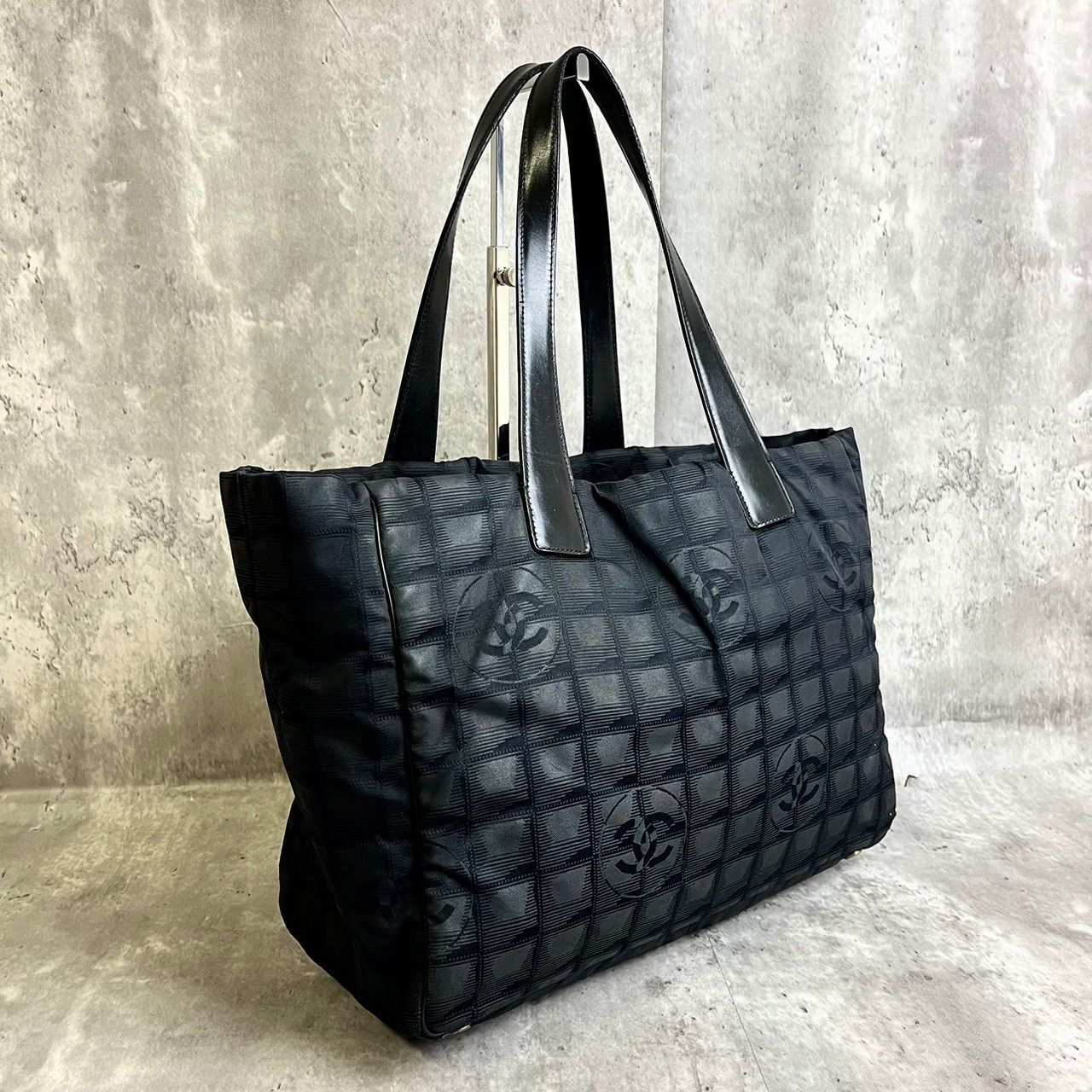 ✨良品✨ CHANEL シャネル トートバッグ ハンドバッグ ニュートラベルライン ココマーク A4サイズ収納 ロゴ型押し ゴールド金具  シリアルシール 肩掛け ナイロン レザー ユニセックス レディース メンズ ブラック 黒色