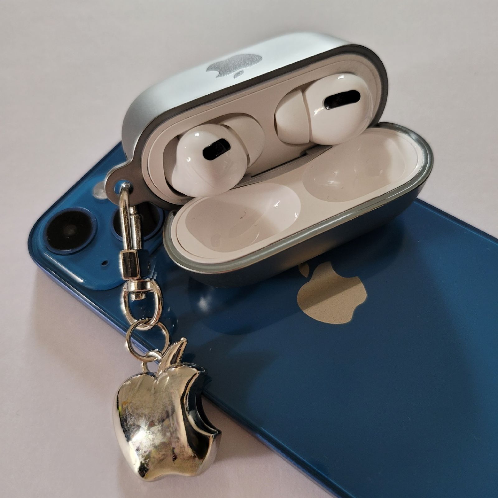 AirPods本体 シルバー・ブラック・マットブラック Apple AirPods マッドブラック(黒)。AirPods黒塗装レビュー