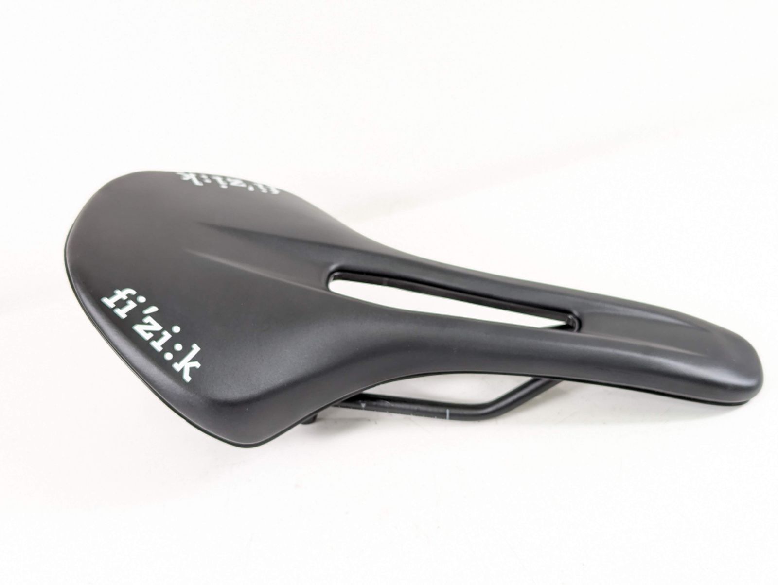 【新品　未使用】サドル　Fizik Amazon | Fizik Vento Antares R3 アダプティブ 140mm 3D