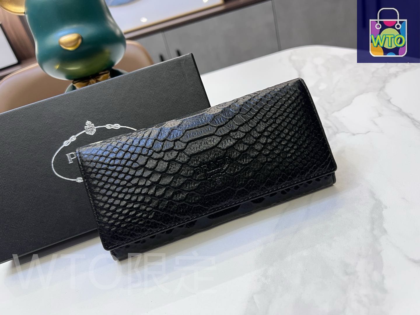 日本未入荷★PRADA*高級感漂う逸品*スモールレザーウォレット 日本未入荷 PRADA(プラダ) 財布・小物(レディース) - 海外通販の