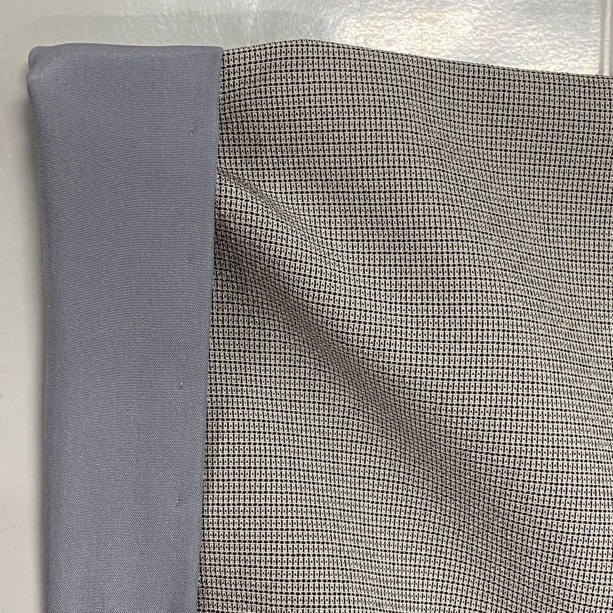 付下げ 身丈158.5cm 裄丈64cm M 袷 紬地 落款あり 花 芝 ぼかし 灰色  