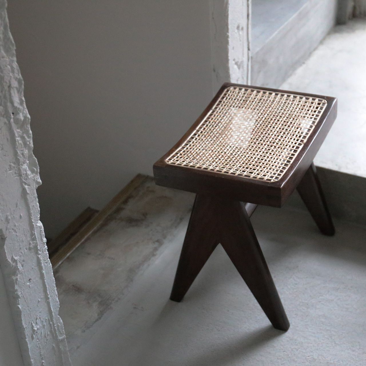 ピエール・ジャンヌレ スツール オットマン ラタン 古材 チーク 椅子 ブラウン Pierre Jeanneret Low Cane Stool リプロダクト ピエールジャンヌレ ル・コルビュジエ インダストリアル レトロ 男前 カフェ インド おしゃれ
