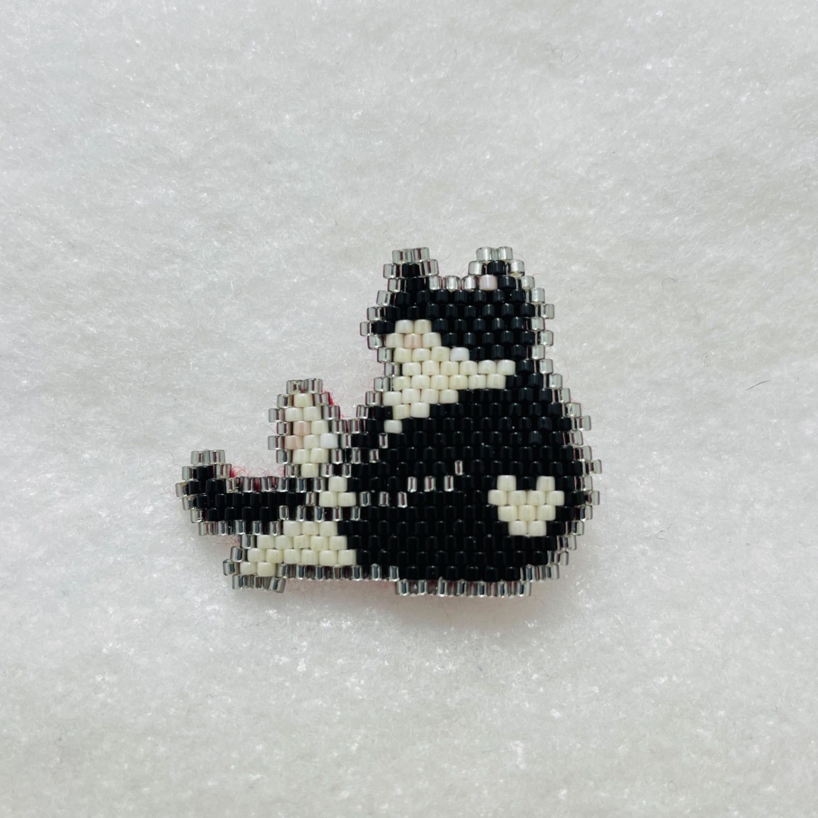 ハチワレ猫黒のお座りブローチ