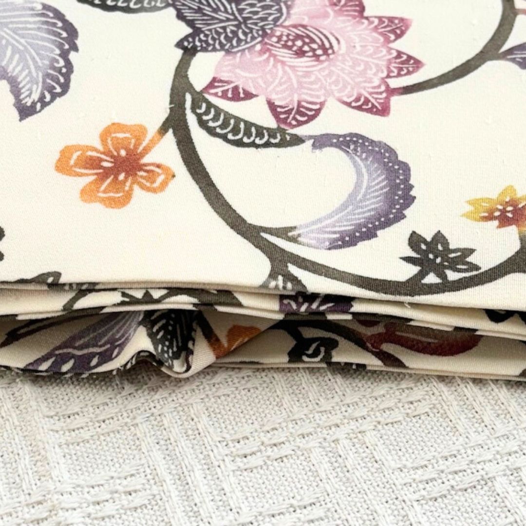 瞳が美しく唐草模様や前掛けがゴージャスで存在感が抜群の海外向け特大招き猫