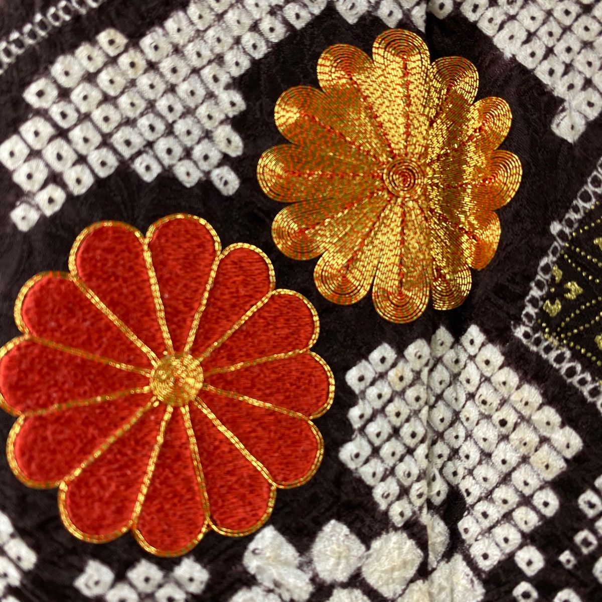 振袖 身丈162cm 裄丈66cm M 袷 菊 雪輪 刺繍 絞り 赤 正絹 美品 逸品  