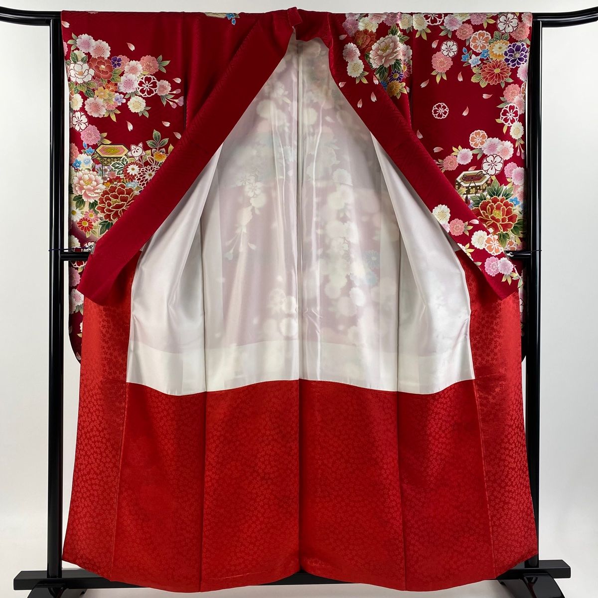 着物　袷　振袖　正絹　身丈166cm 仕付け糸付　美品　未着用品 振袖 身丈158cm 裄丈64cm M 袷 貝桶 草花 金糸 金彩 赤 正絹 美