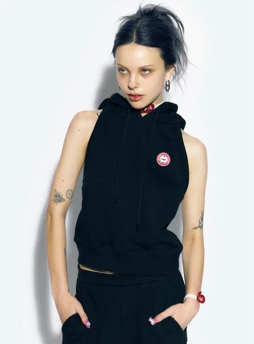 エズィフカリ HALTERNECKHOODIE CROP SWEAT BOLELO