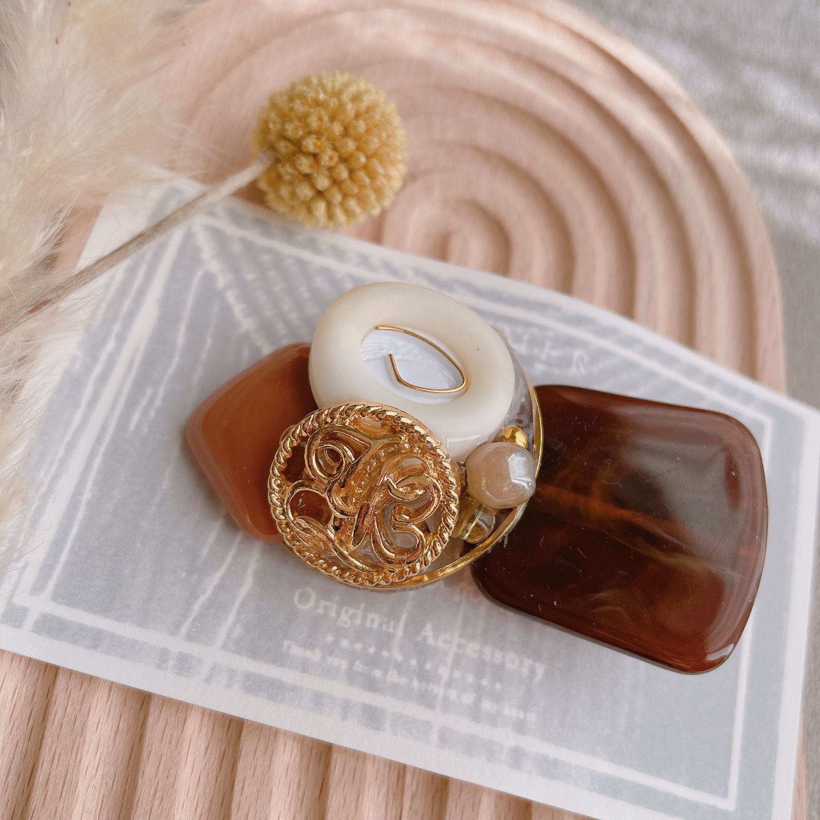 sold out！レトロボタン×ブラウンヘアクリップ