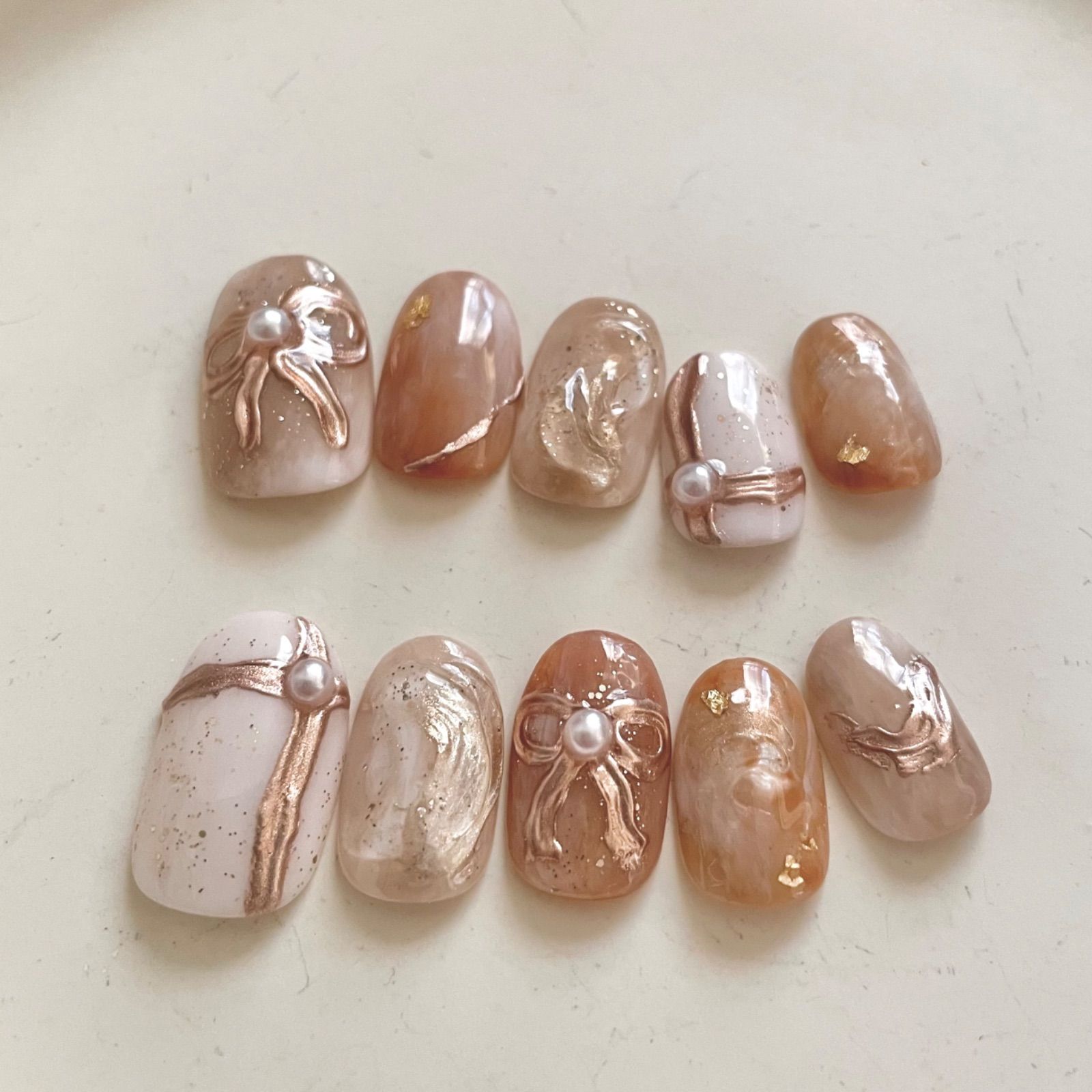 ネイルチップ ワンホン ベージュ ゴールド リボン フレンチ 韓国 量産型 ミルクベージュ｜ゴールドリボン［PM034］ | PLUMネイルチップ通販