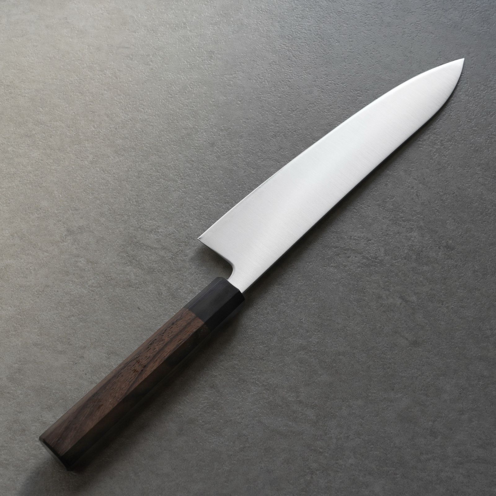 郷右馬允義弘】牛刀包丁 240mm 青紙スーパー 紫檀八角柄 山脇刃物