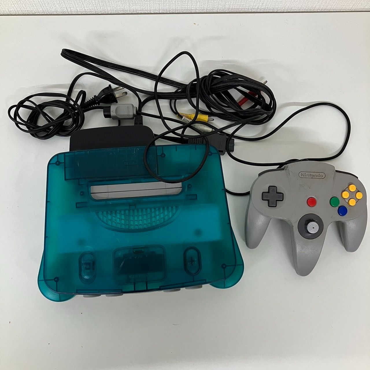 任天堂 ニンテンドー64本体 NUS-001　コントローラ付き NINTENDO64 (ニンテンドー64) 本体 NUS-001(JPN) : 七色ドラッグ