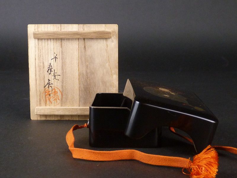 紅釉纏枝花卉蝙蝠桃形印泥盒 陶磁器  現代工芸品 美術品 置物 青花纏枝蓮紋将軍壺 景徳鎮 陶磁器 装飾品 現代工芸品 美術品