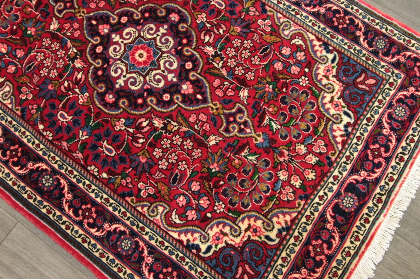 メルカリShops - ペルシャ絨毯 マシュハド オールド手織り絨毯 