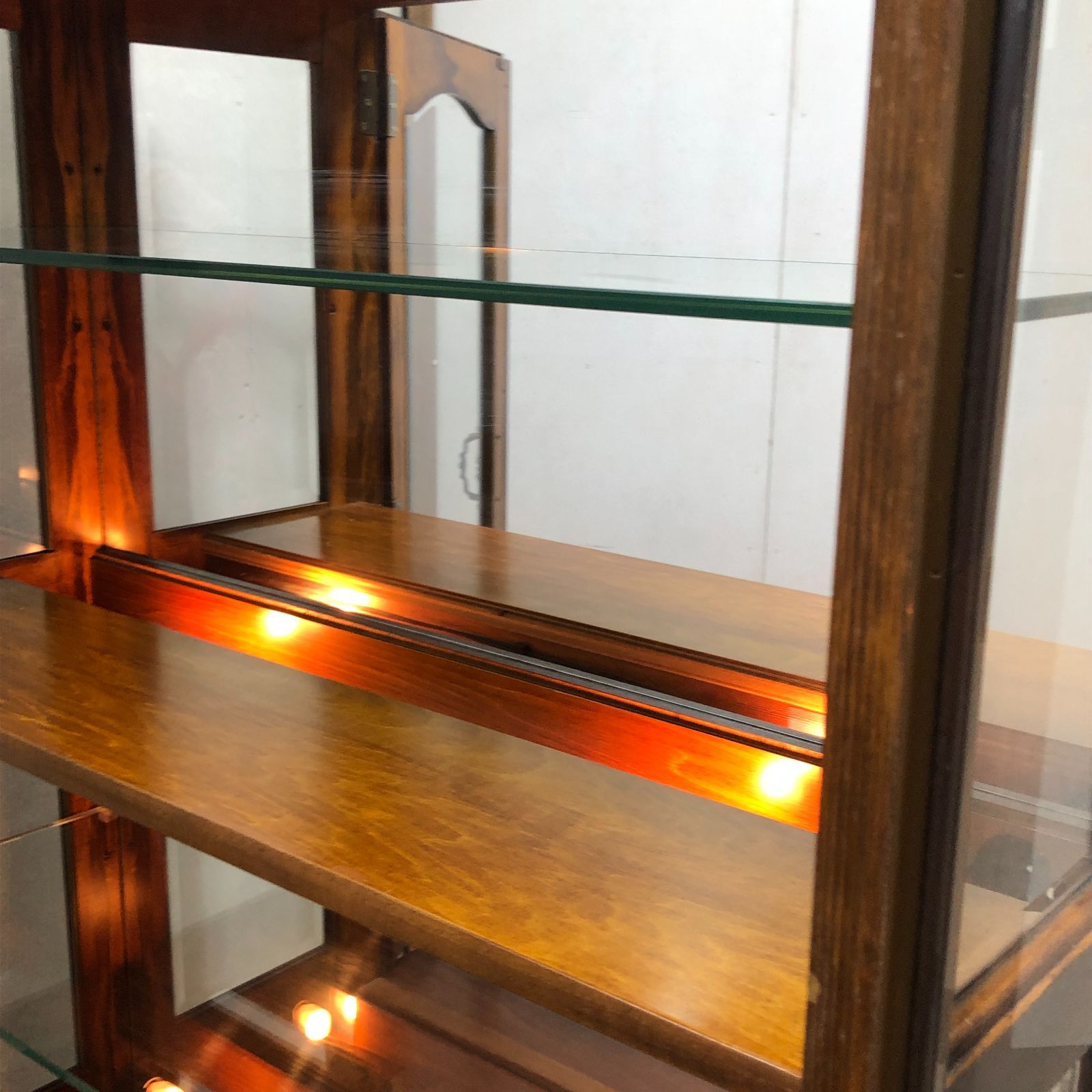 希少3面ガラス採光】【古家具】カリモク 飾り棚 定番