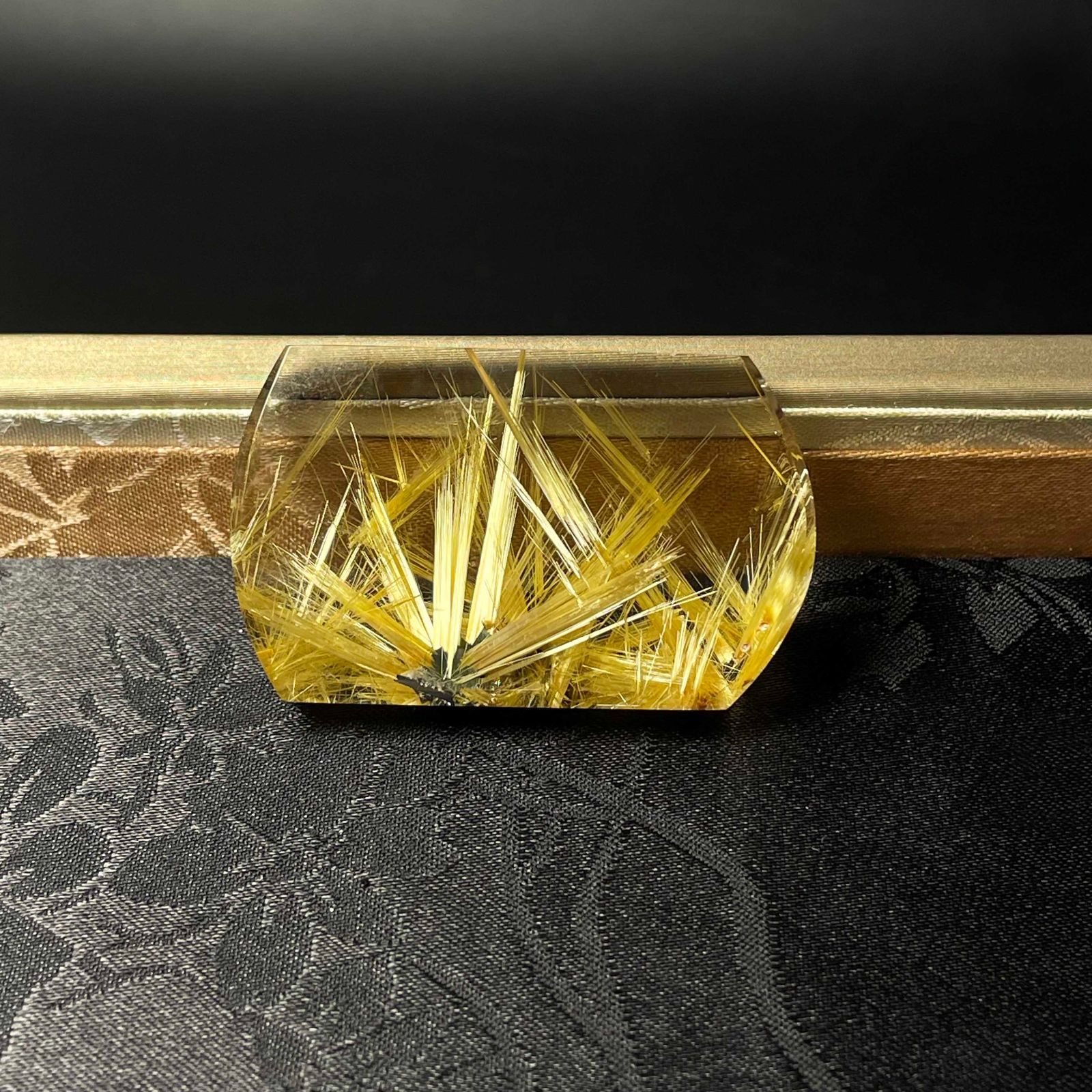 EU製 太陽花タイチンルチル 黄金針水晶 金運 開運 原石 ゴールド パワーストーン プレゼント 46.9*28.8*11.4mm ZZ1547