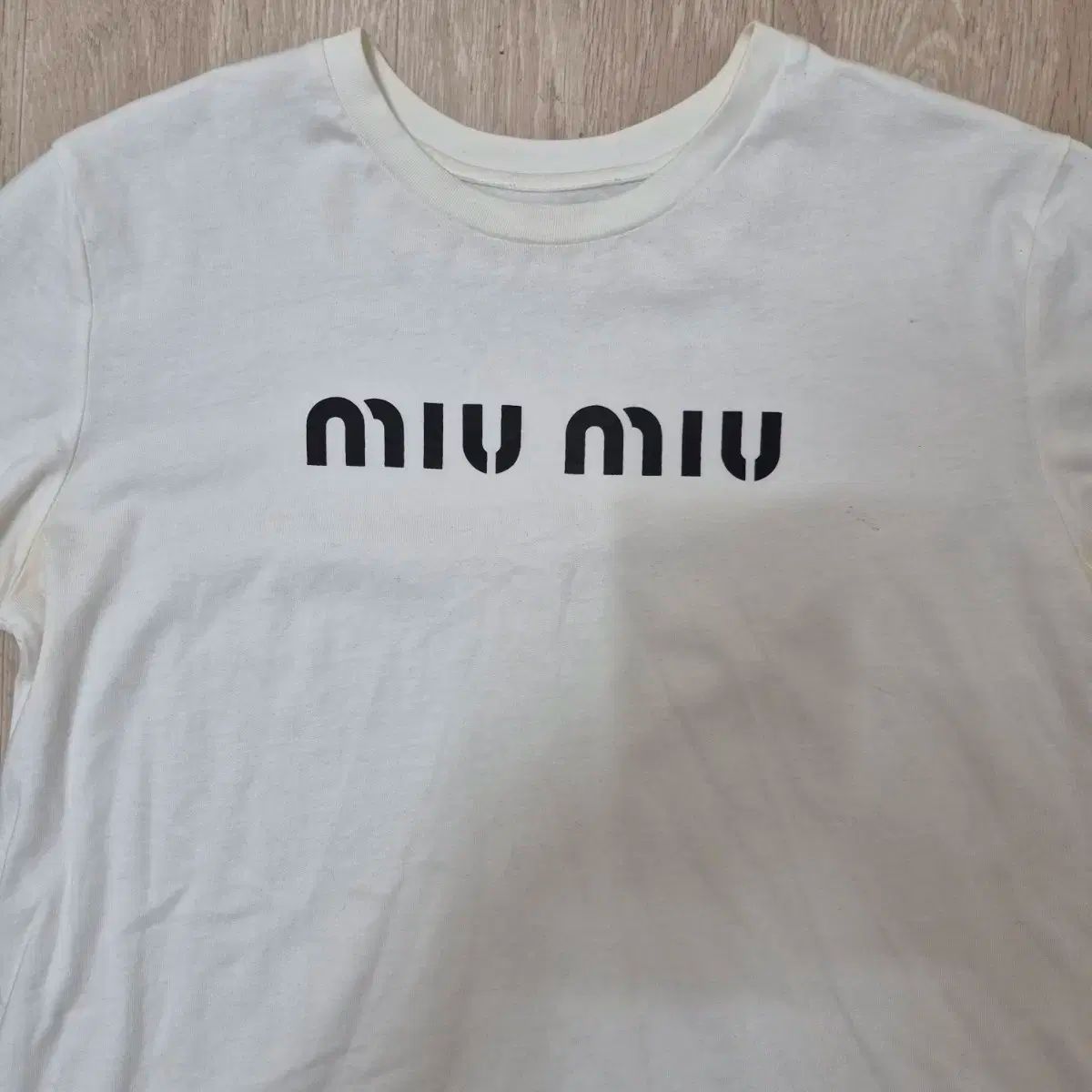 miu miu ピンク　コットン　Tシャツ Miu Miu Embroidered-Logo Cotton T-Shirt - F0028 Pink | Editorialist