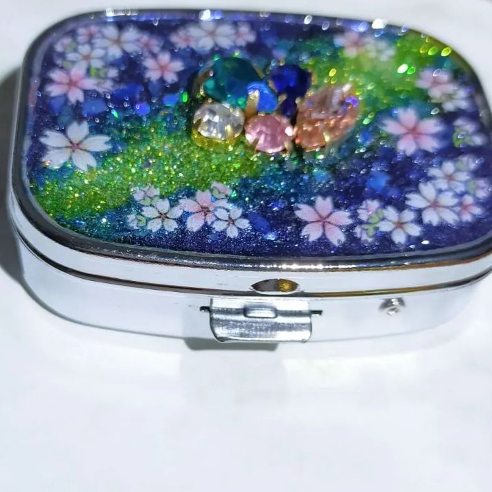 夜桜のピルケース ハンドメイド レジン 小物入れ 桜 ビジュー 宇宙