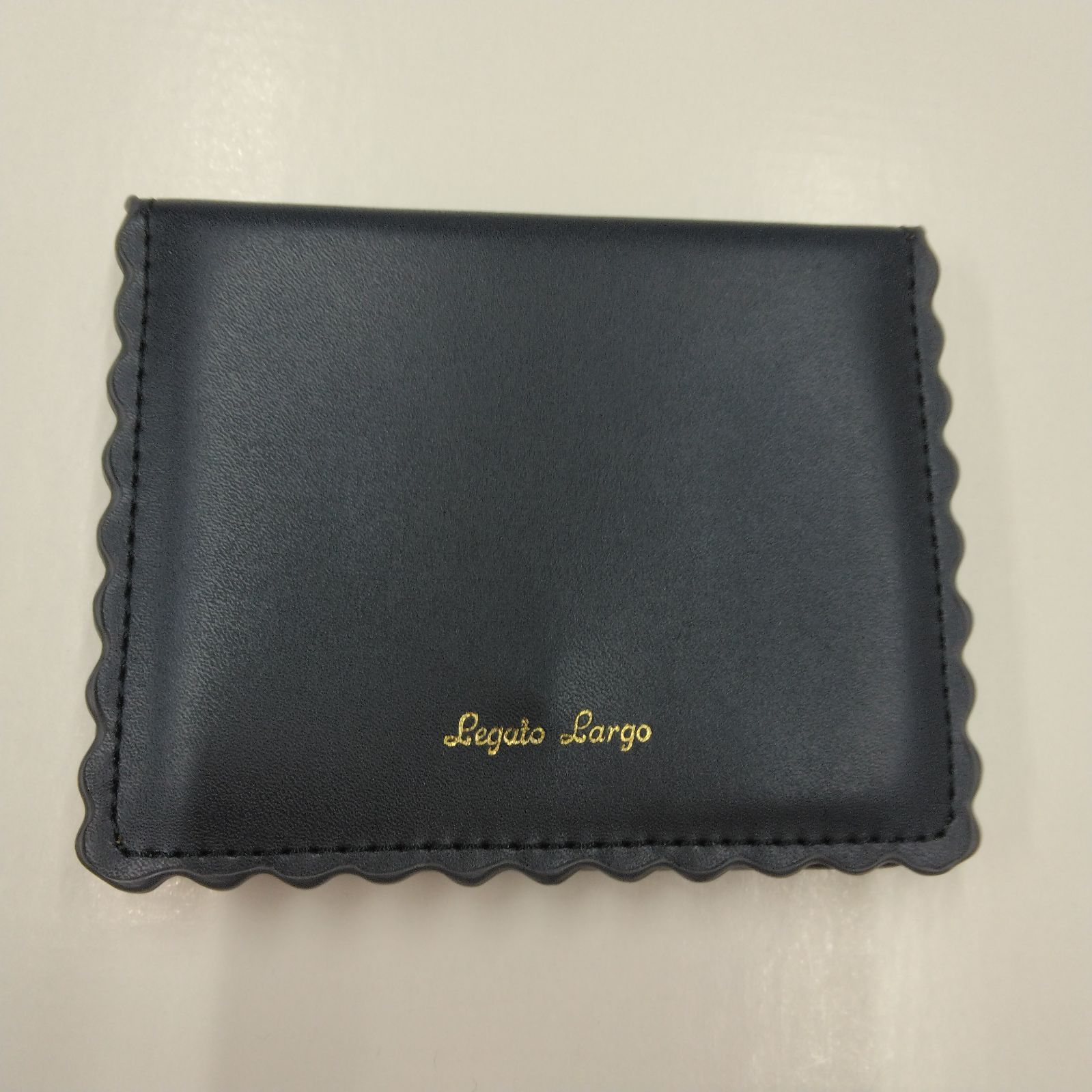 ●LegatoLarugo  名刺入れLJ-E0634-NV スカラップライン カードケース  シンプル  オシャレ スリム  スマート 二つ折り