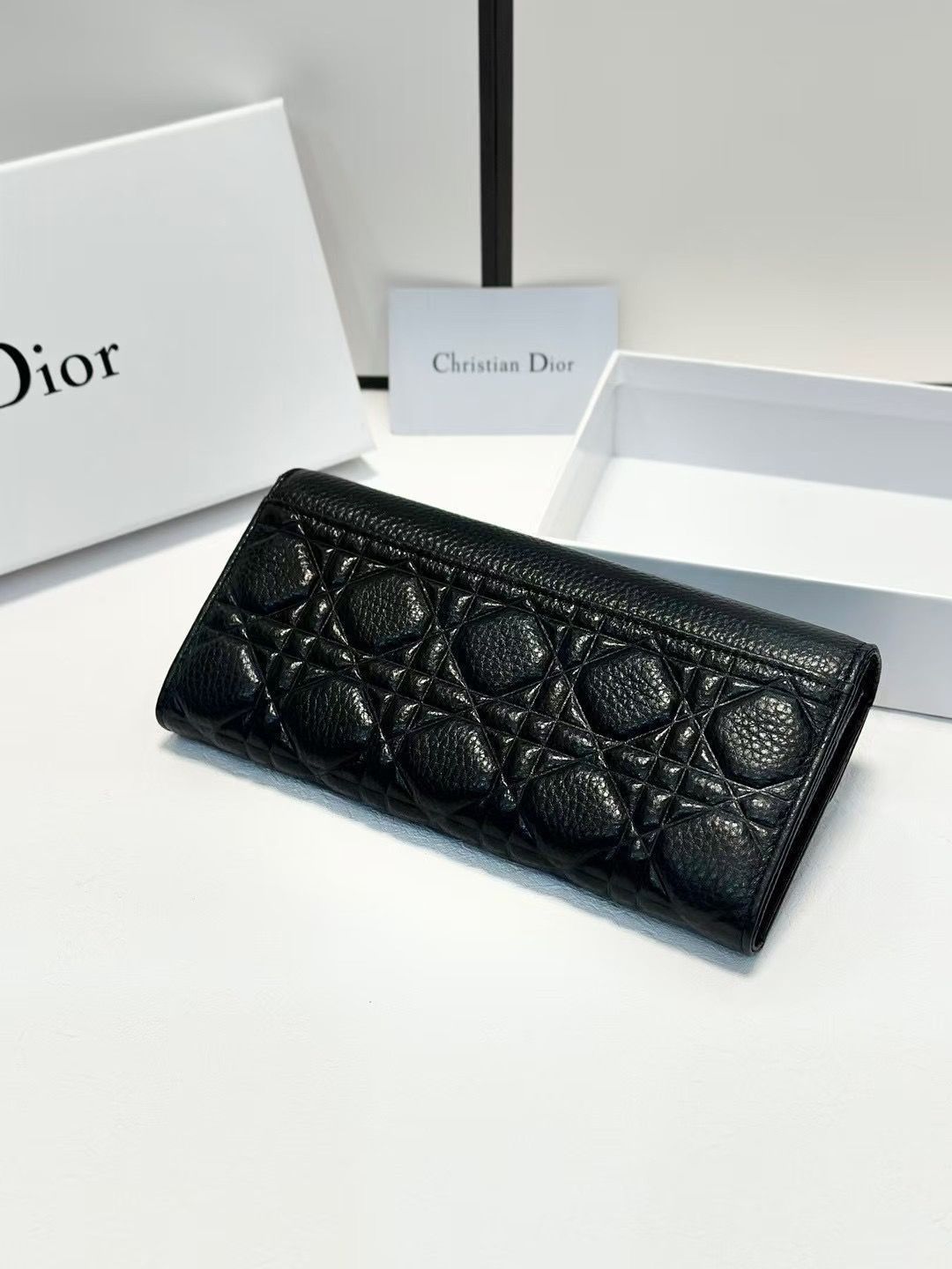 Dior ブラック 三つ折り財布　ディオール　レディース　エナメル 本日特価] ディオール レディース ウォレット ブラック 高品質