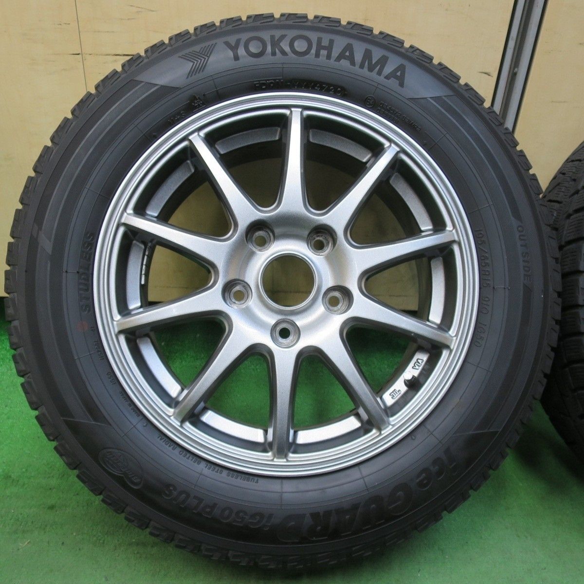 バリ溝!キレイ!8.5分☆スタッドレス 195/65R15 ヨコハマ バリ溝!キレイ!8.5分☆スタッドレス 195/65R15 ヨコハマ
