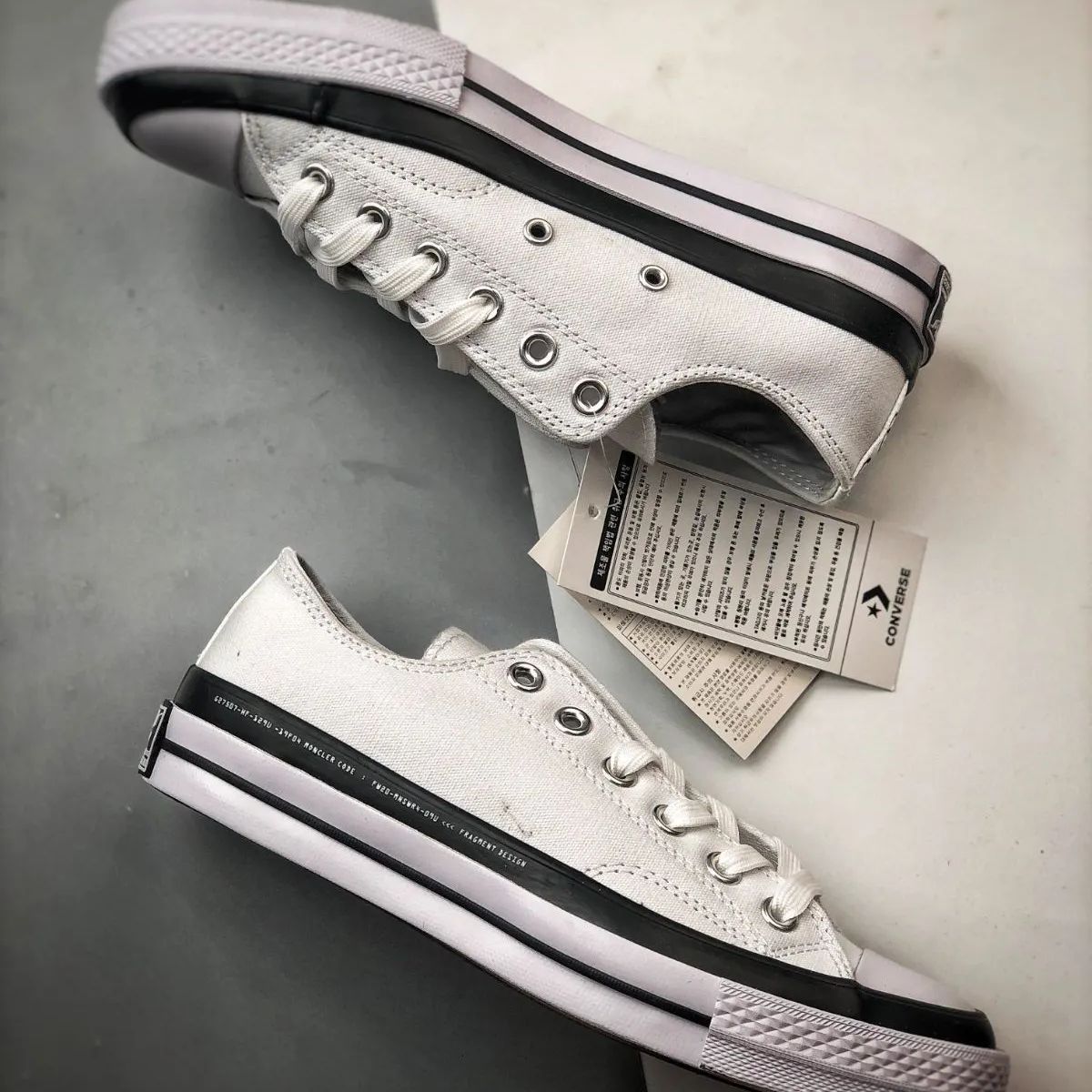 Moncler x Fragment Design x Converse 1970s Chuck Taylor All Star  Ox：藤原ヒロシとのコラボレーション、軽量で滑り止め効果抜群のローカットキャンバスシューズ、男女兼用、ホワイト - メルカリ