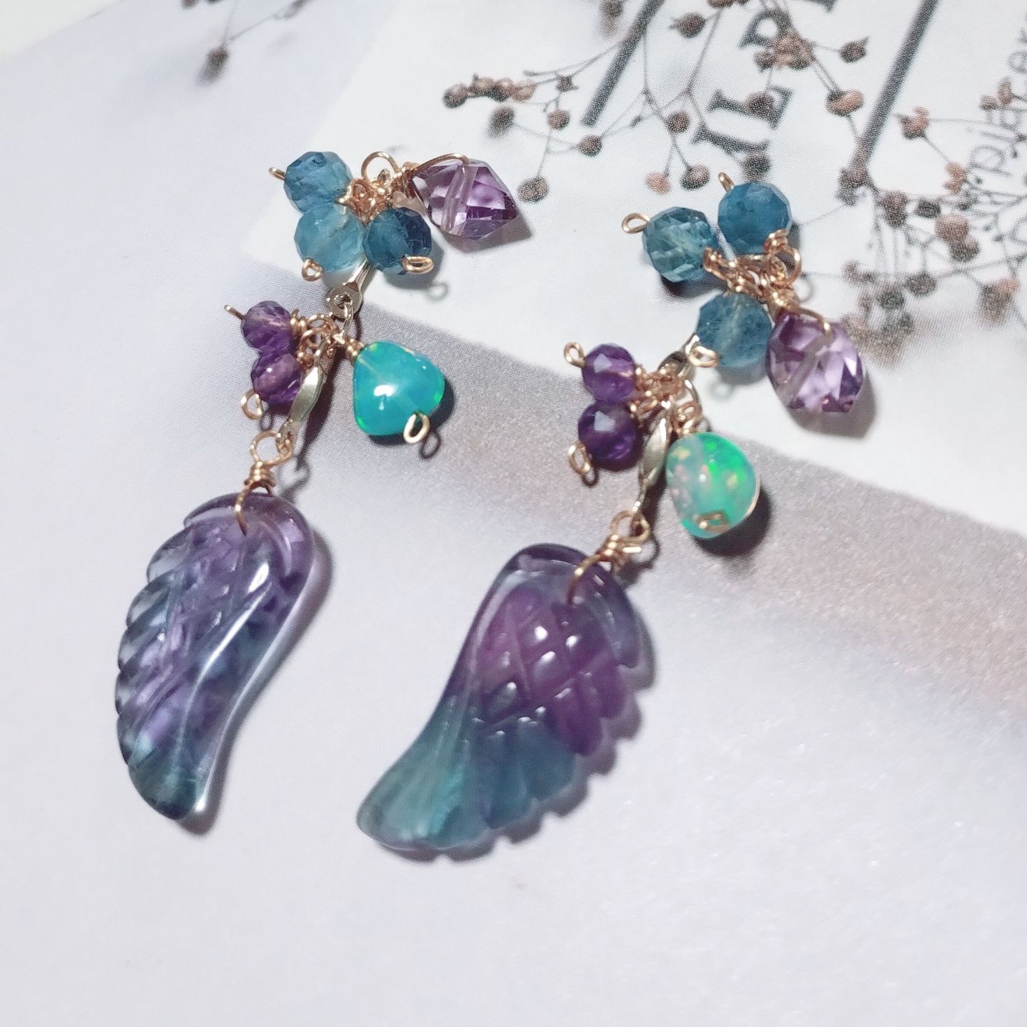 フローライト 羽 カービング 14Kgfチャーム