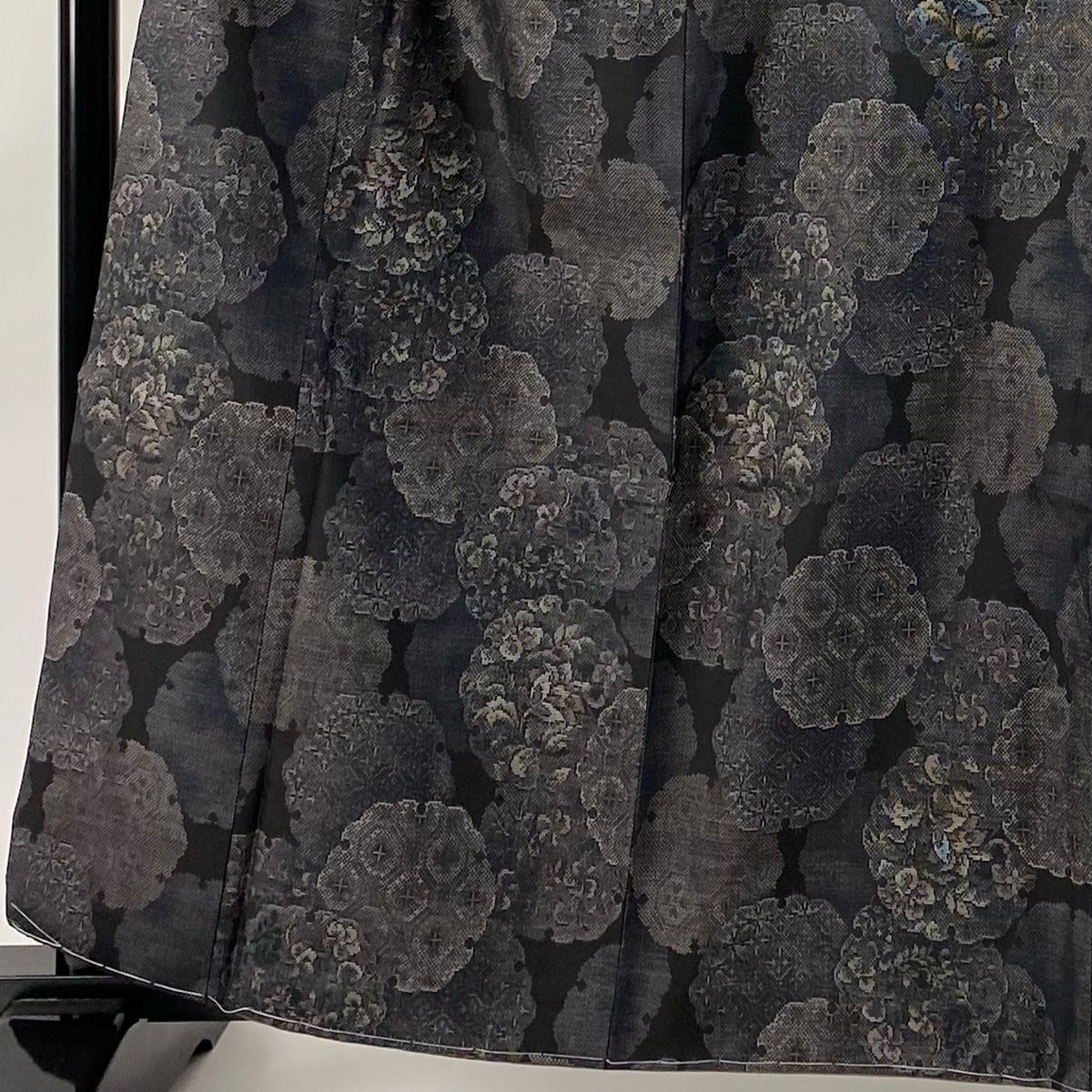 紬 身丈162cm 裄丈65.5cm M 袷 やまと 雪輪 草花 墨色 正絹 秀品