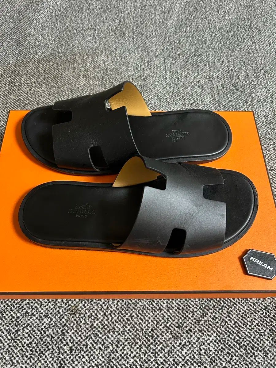 エルメス　イズミール　ブラック40 40 Size } HERMES(エルメス) イズミール スリッパ 黒 - メルカリ