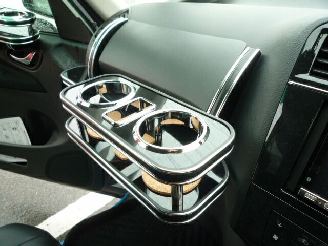 C26セレナ フロントテーブル ブラック BKxシルバー 携帯中