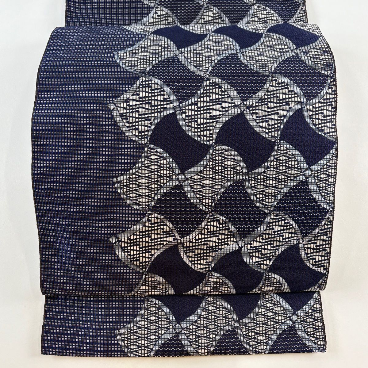 名古屋帯 秀品 八寸名古屋帯 瓦 幾何学模様 紺色 正絹