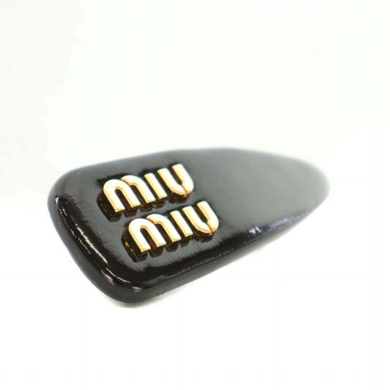 ✨️極美品✨️ ミュウミュウ パテントレザー バレッタ ロゴヘアクリップ ブラック MIU MIU(ミュウミュウ) パテントレザー ヘアクリップ 5IF092 069