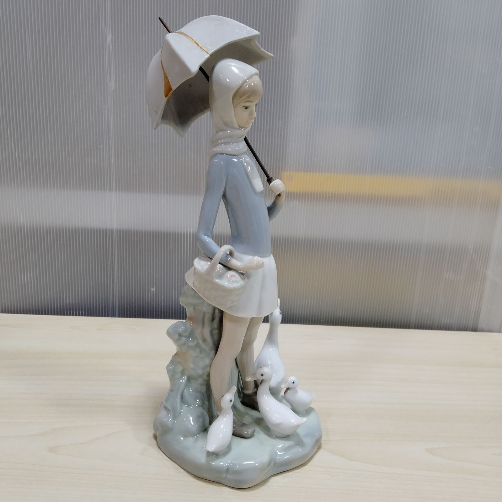 リヤドロ　　女性とアヒルの陶器彫刻 約25cm LLADRO リヤドロ 傘を持つ少女とアヒル 陶器 置物 オブジェ