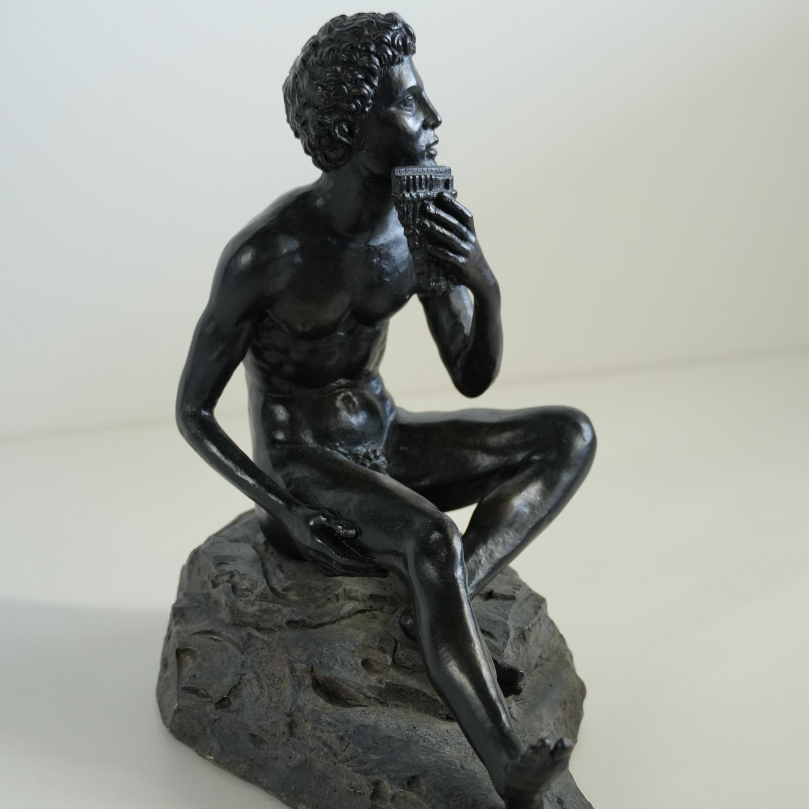 IM] 笛を吹く羊飼い ブロンズ像 裸夫像 - メルカリ 