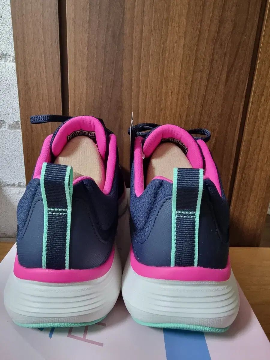SKECHERS スケッチャーズ