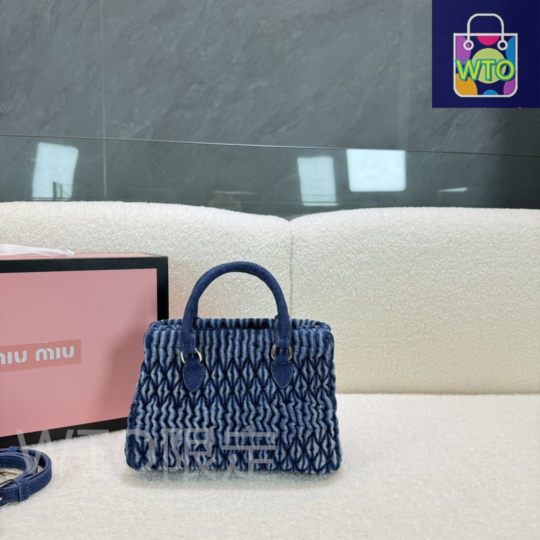 黒シャツパーカー革財布デニムパンツニットにMIUMIUハンドバッグ 楽天市場】ミュウミュウ MIU MIU 胸ロゴ プルオーバー