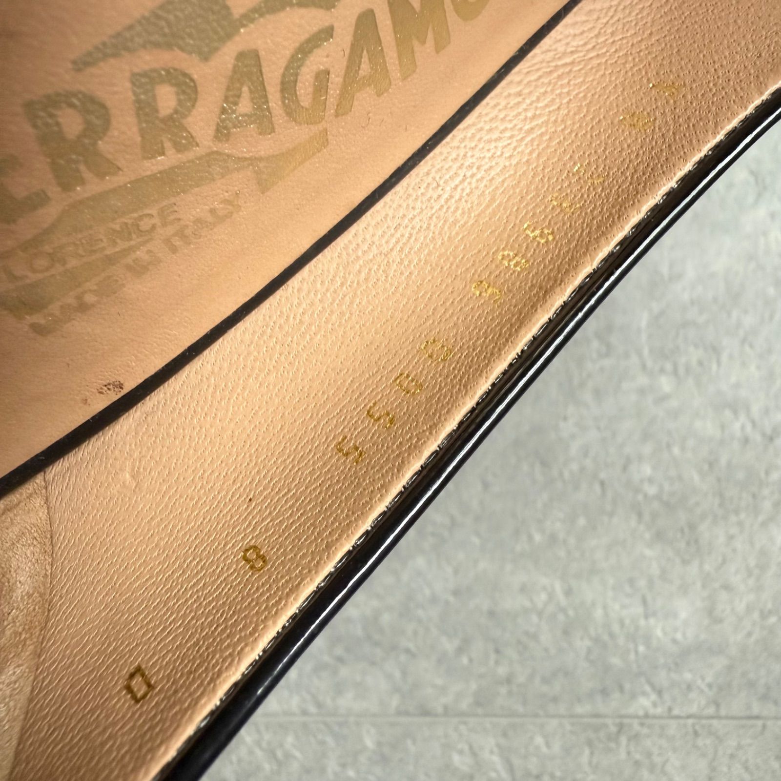 パテントレザーパンプス