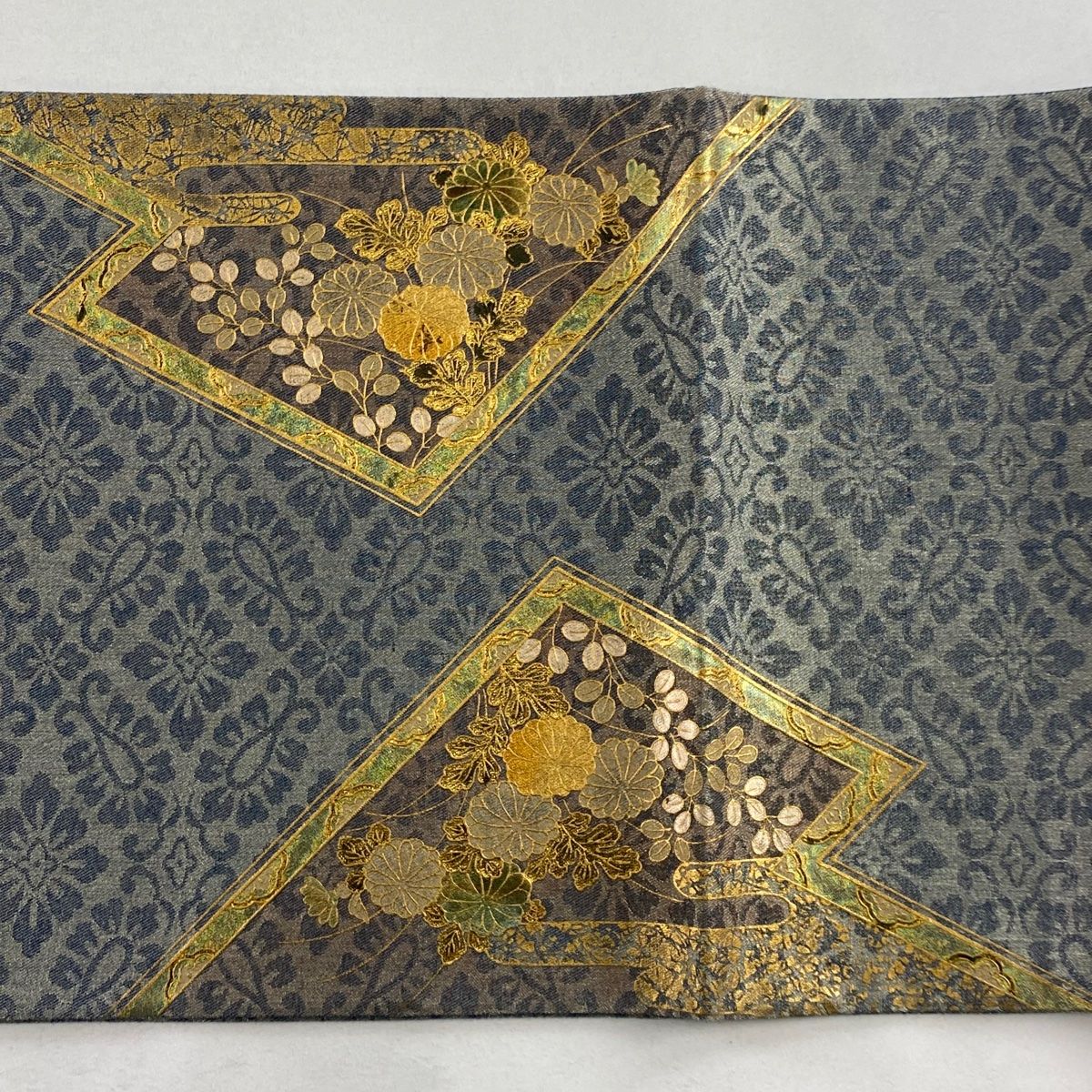 正絹/袋帯/麻の葉/お太鼓柄/金糸/未使用品 袋帯 秀品 菊 ヱ霞 金彩 金糸 灰色 お太鼓柄 正絹 【中古
