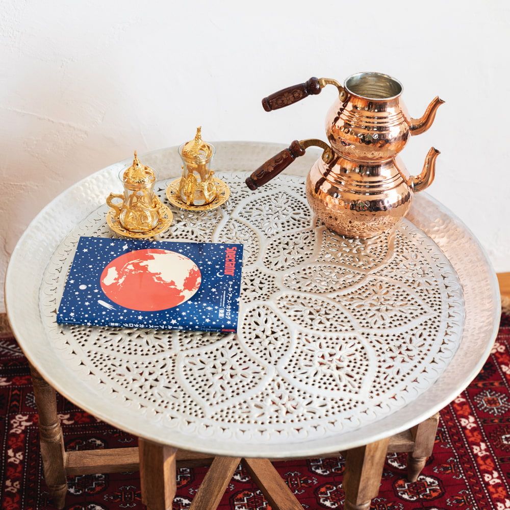 〔天板 折り畳める木製脚セット〕金属 の街 モラダバードから フラワーマンダラ模様の手彫りアルミ製 モロカントレイテ MARWIL-DEMENAGEMENTS_CH