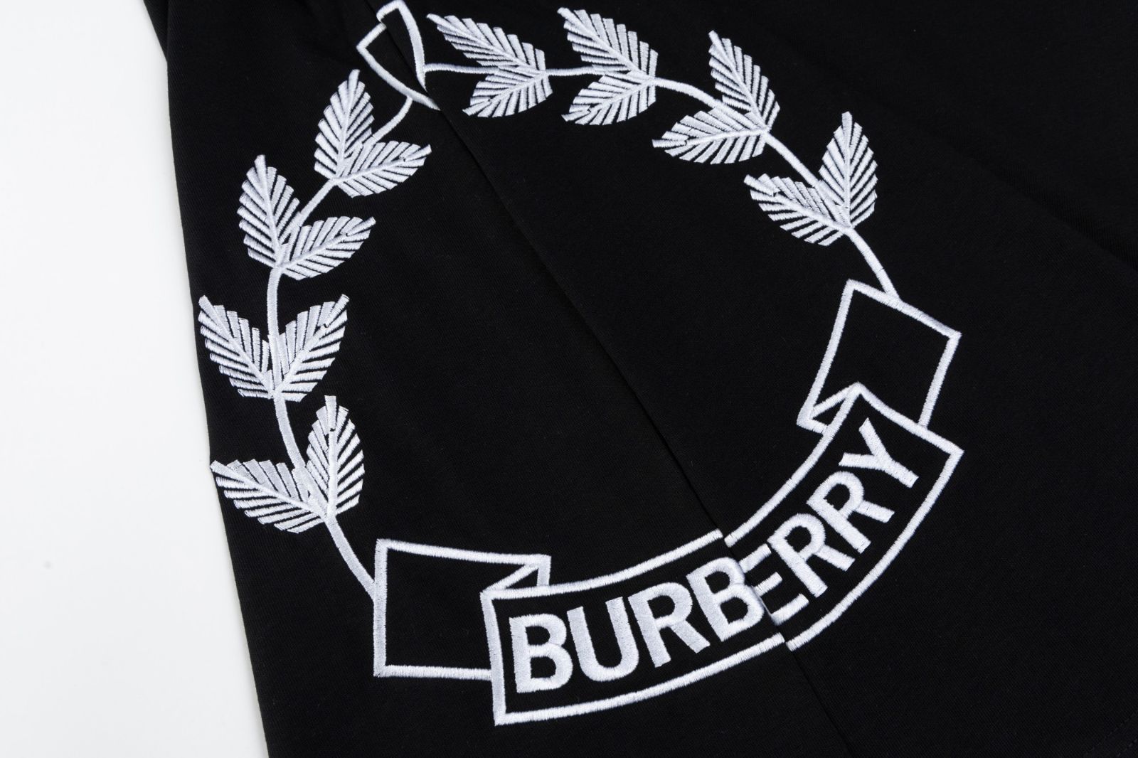 ☆Burberry ロゴ刺繍Tシャツ Burberry Logo Cotton T-Shirt | Saks Fifth Avenue