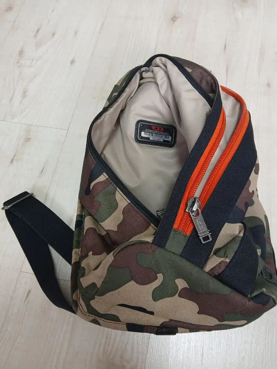 TUMI ボディバッグ スリングバッグ ショルダーバッグ 迷彩柄 カモフラ