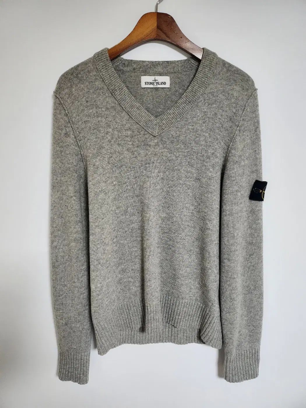 M STONE ISLAND(ストーンアイランド) グレー ワッペン Vネック メンズ ニット セーター 5715509A3