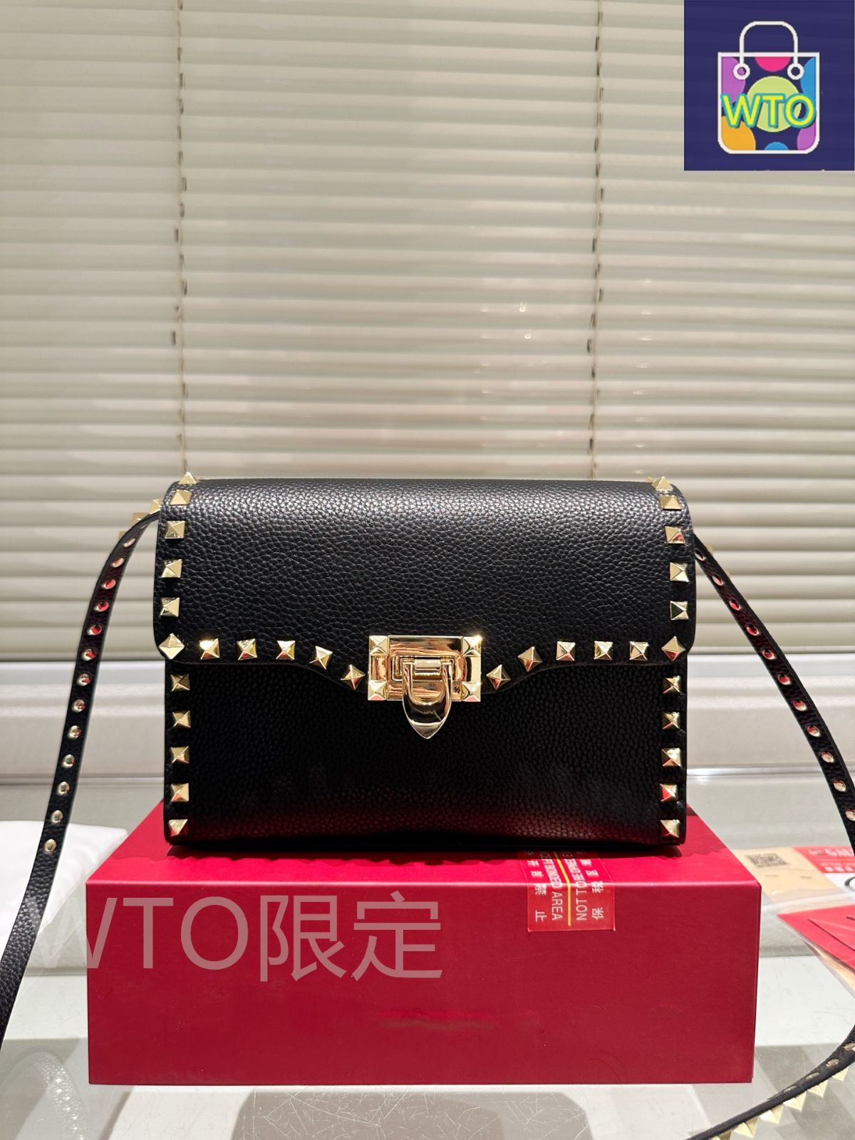 今日WTO】Valentino 斜め掛けバッグ 23×16cm（ハイエンド