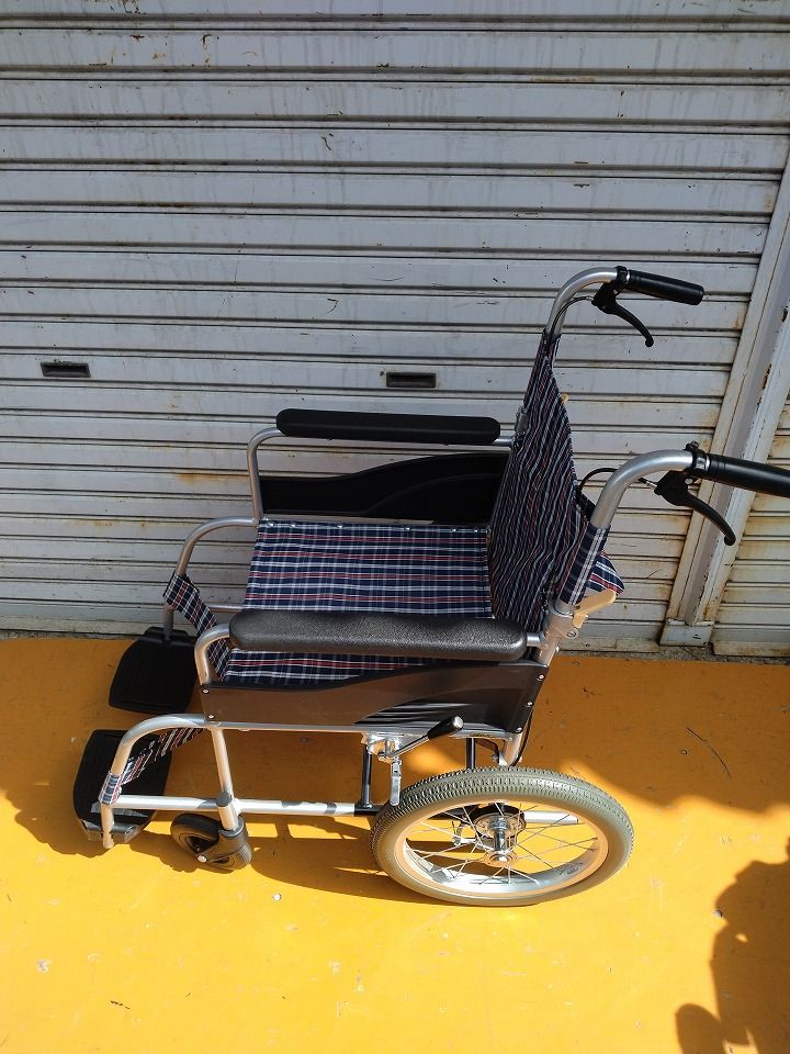 送料無料 一部地域を除く NEO-2 介助式軽量 ノーパンクタイヤ 車椅子 KM-25-0919-07