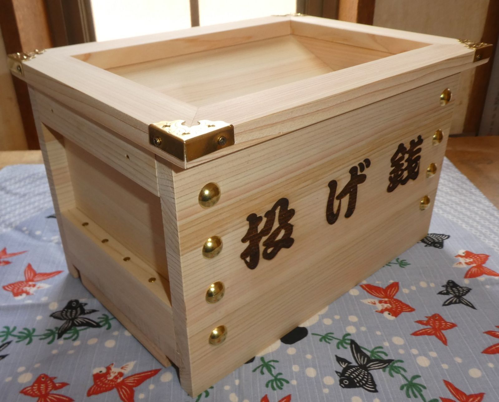 投げ銭 賽銭箱タイプ（大）外枠金色 金鋲 フック付5 - メルカリ