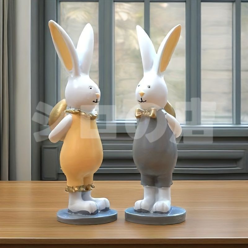 置物 卵を持っているウサギ