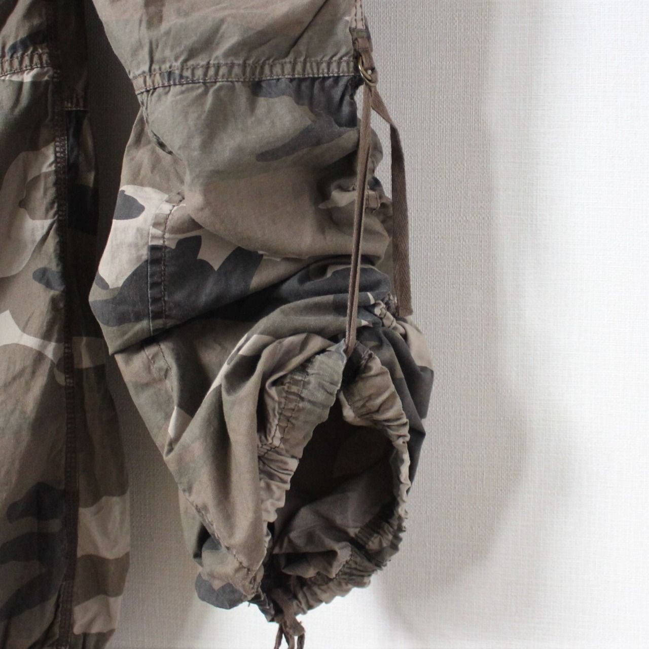 GOA 迷彩 サスペンダー付きカーゴパンツ goa（ゴア）の「サスペンダーカーゴパンツ（カーゴパンツ）」 - WEAR