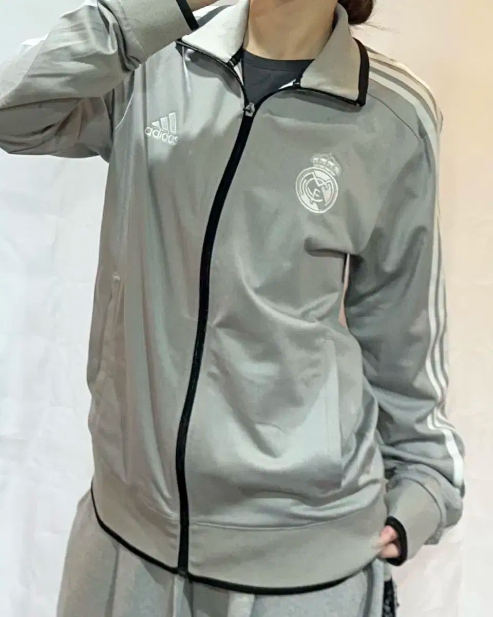 【新品未使用】adidas アディダス レアル・マドリード ジャージ グレー adidas レアルマドリード 25/26 TERRACE ICON ジャージー(ブルー