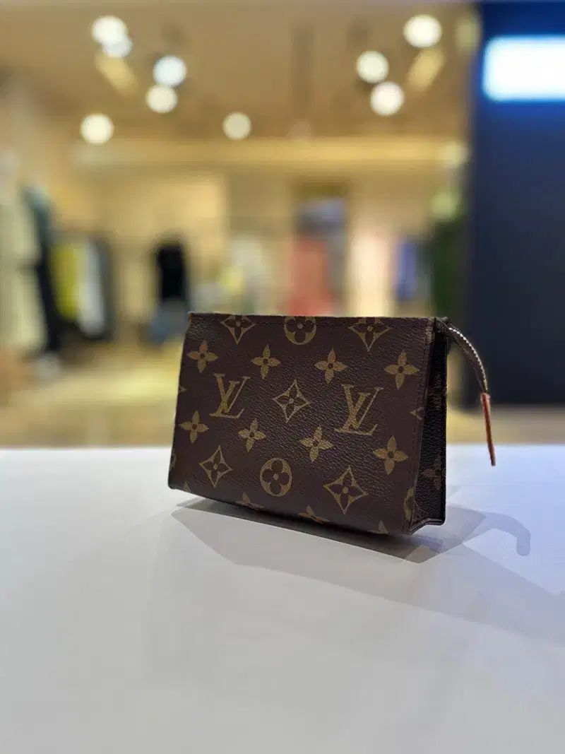 ルイヴィトン ポシェット トワレ 15 クラッチバッグ M47546